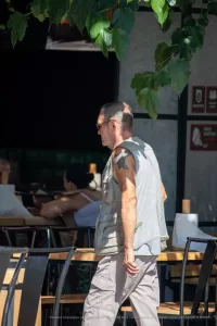 Фотография пожилого мужчины с татуировкой на руке. Татуировка изображает традиционные японские мотивы.