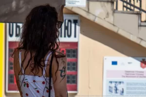 Фото тату на спине девушки. Изящный рисунок в стиле графика, выполненный черными чернилами. Детализированный эскиз татуировки.