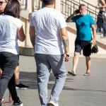 Старая тату с узорами браслетами на руках мужчины - Уличная тату (street tattoo) № 14–210821 1