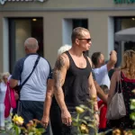 Стильная тату линиями с рисунком самурая с мечем на правой руке парня - Уличная тату (street tattoo) № 14–210821 2