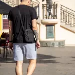 Фото татуировки на руке мужчины с абстрактным рисунком в черном цвете. Небольшой рисунок с геометрическими формами и линиями, расположенный на предплечье. Идеально для любителей современных эскизов тату.