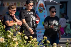 Фото тату: мужчина с татуировкой в виде дракона на руке, в кепке и с красным стаканом.