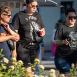 Фото тату: мужчина с татуировкой в виде дракона на руке, в кепке и с красным стаканом.