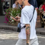 Тату бабочка на шее и тату сороконожка с мороженым на руке парня - Уличная тату (street tattoo) № 14–210821 2