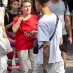 Тату бабочка на шее и тату сороконожка с мороженым на руке парня - Уличная тату (street tattoo) № 14–210821 5