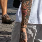 Тату бабочка на шее и тату сороконожка с мороженым на руке парня - Уличная тату (street tattoo) № 14–210821 6