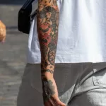 Тату бабочка на шее и тату сороконожка с мороженым на руке парня - Уличная тату (street tattoo) № 14–210821 8