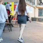 Тату большой цветок чертополоха и летающая тарелка с надписью внизу ноги девушки - Уличная тату (street tattoo) № 14–210821 13