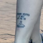 Тату большой цветок чертополоха и летающая тарелка с надписью внизу ноги девушки - Уличная тату (street tattoo) № 14–210821 18