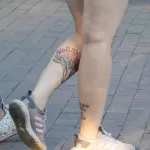 Тату большой цветок чертополоха и летающая тарелка с надписью внизу ноги девушки - Уличная тату (street tattoo) № 14–210821 2
