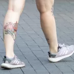 Тату большой цветок чертополоха и летающая тарелка с надписью внизу ноги девушки - Уличная тату (street tattoo) № 14–210821 5