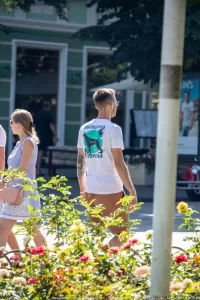 Фото тату на спине мужчины: рисунок собаки в стиле стрит-арт с надписями.