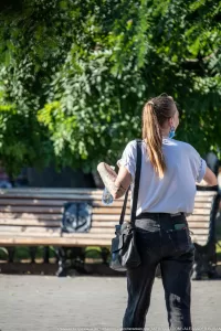 Фото тату на руке женщины: абстрактные рисунки и символы, выполненные в черном цвете. Детализированный рисунок татуировки на предплечье.