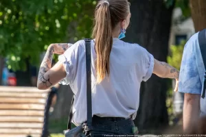 Фото татуировки на руке девушки, выполненное в стиле графика с использованием черных чернил. Видны четкие линии и детализированные элементы рисунка.