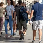 Фото тату на руке мужчины, изображающее детализированный рисунок с черепом и растительными элементами. Татуировка выполнена в черных тонах и имеет реалистичный вид.
