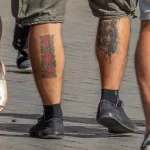 Тату волк и красные руны на икрах мужчины - Уличная тату (street tattoo) № 14–210821 7
