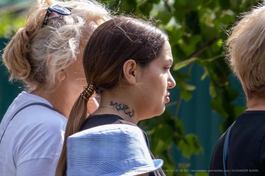 Тату восточные иероглифы справа на шее девушки - Уличная тату (street tattoo) № 14–210821 3
