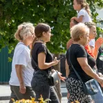 Фото тату на шее: арабская каллиграфия, выполненная черными чернилами. Татуировка расположена сзади, под волосами, создавая элегантный и загадочный образ.