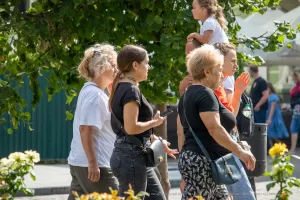 Фото тату на шее: арабская каллиграфия, выполненная черными чернилами. Татуировка расположена сзади, под волосами, создавая элегантный и загадочный образ.