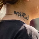 Тату восточные иероглифы справа на шее девушки - Уличная тату (street tattoo) № 14–210821 7