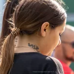Тату восточные иероглифы справа на шее девушки - Уличная тату (street tattoo) № 14–210821 9