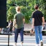 Фото татуировки на спине мужчины. Рисунок татуировки выполнен в черном цвете и имеет сложный узор.