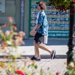 Фото тату в стиле аниме на руке. Детализированный рисунок татуировки с изображением персонажа аниме и ярких цветов.