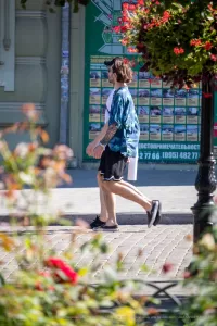 Фото тату в стиле аниме на руке. Детализированный рисунок татуировки с изображением персонажа аниме и ярких цветов.