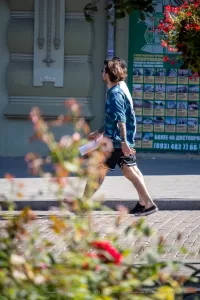 Фото тату в стиле аниме на руке. Детализированный рисунок татуировки с изображением персонажа аниме и ярких цветов.