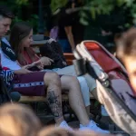 Фото тату на предплечьях и ногах мужчины, демонстрирующее разнообразие уличных рисунков татуировок в ярких цветах и деталях.