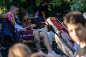 Фото тату на предплечьях и ногах мужчины, демонстрирующее разнообразие уличных рисунков татуировок в ярких цветах и деталях.