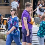 Фото тату котенка с веточками на руке. Черно-белый рисунок татуировки в реалистичном стиле, выполненный с высокой детализацией.