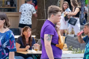 Фото тату котенка с веточками на руке. Черно-белый рисунок татуировки в реалистичном стиле, выполненный с высокой детализацией.