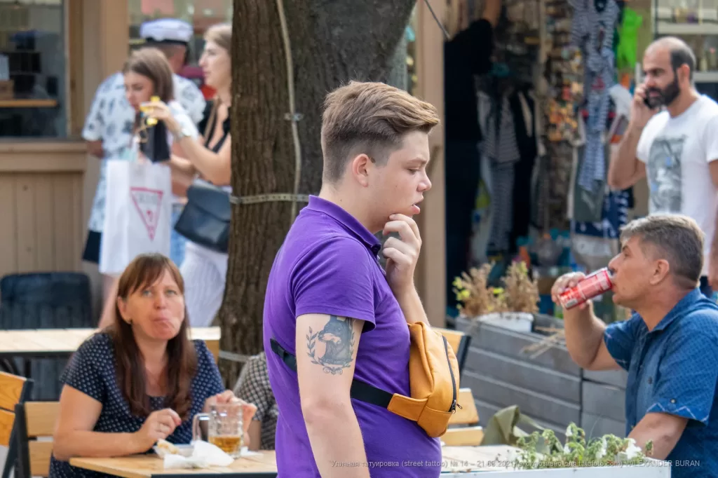 Тату доберман и лавровый венок на правом плече молодого парня - Уличная тату (street tattoo) № 14–210821 4