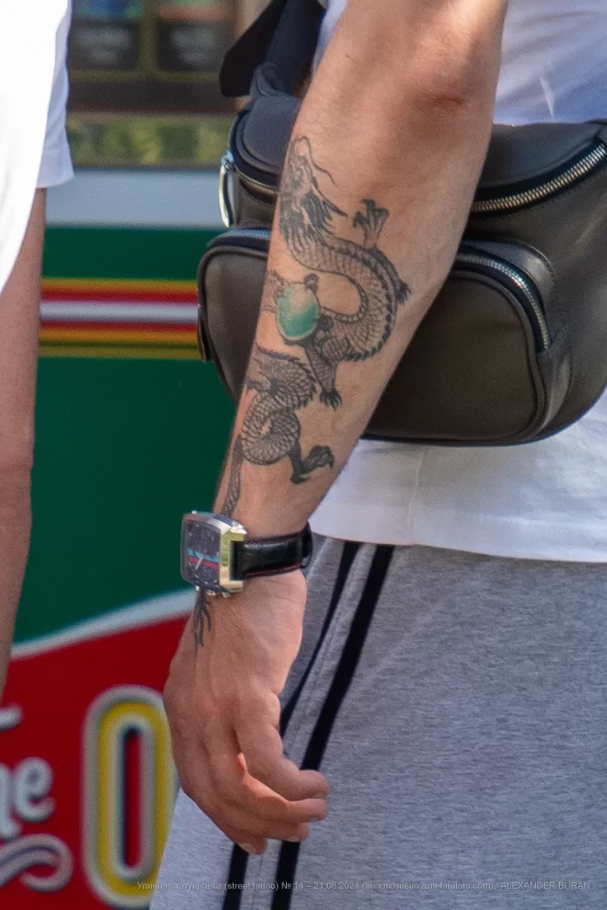 Тату дракон с зеленым камнем в когтях на запястье левой руки парня - Уличная тату (street tattoo) № 14–210821 3