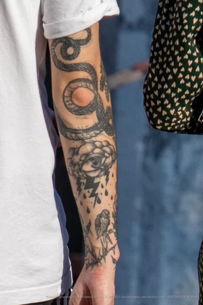 Тату змея, глаз и птица на правой руке парня - Уличная тату (street tattoo) № 14–210821 6