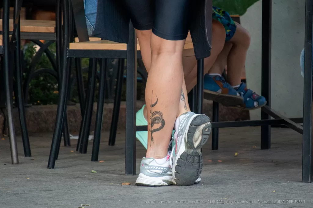 Тату змея и надпись ХАЯМА внизу ноги девушки - Уличная тату (street tattoo) № 14–210821 6
