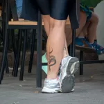 Тату змея и надпись ХАЯМА внизу ноги девушки - Уличная тату (street tattoo) № 14–210821 6