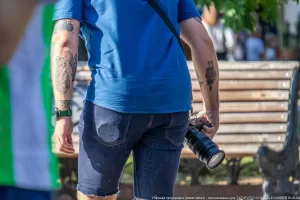 Фото тату: мужчина с татуировками на предплечье, демонстрирует детализированные рисунки в стиле олдскул и традиционные мотивы.