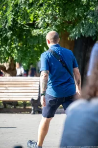 Фото тату: мужчина с татуировками на предплечье и плече, демонстрирует детализированные рисунки в различных стилях.