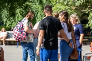 Фотография татуировки на плече мужчины. Рисунок выполнен в темных тонах, с элементами графики и, возможно, этническими мотивами. Уличный стиль.