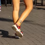 Тату корона внизу правой ноги девушки - Уличная тату (street tattoo) № 14–210821 2