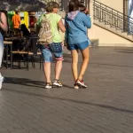 Тату корона внизу правой ноги девушки - Уличная тату (street tattoo) № 14–210821 5