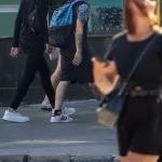 Тату кошка в короне и собака на руке молодого парня - Уличная тату (street tattoo) № 14–210821 1