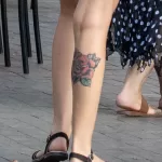 Тату красная роза внизу ноги у девушки - Уличная тату (street tattoo) № 14–210821 2