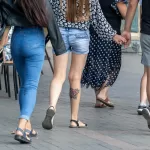Тату красная роза внизу ноги у девушки - Уличная тату (street tattoo) № 14–210821 4