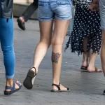 Тату красная роза внизу ноги у девушки - Уличная тату (street tattoo) № 14–210821 7