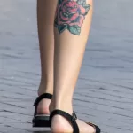 Тату красная роза внизу ноги у девушки - Уличная тату (street tattoo) № 14–210821 9