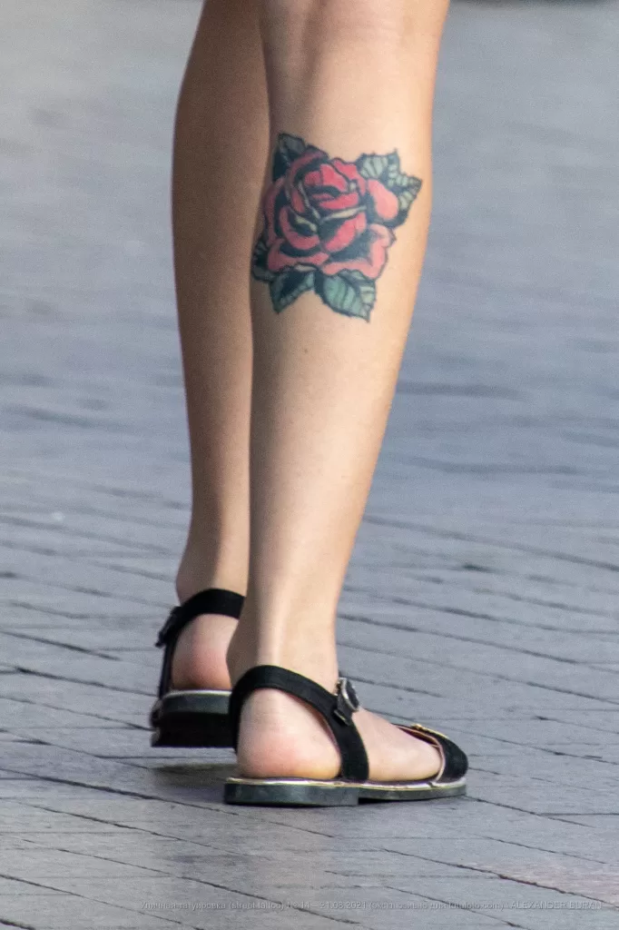 Тату красная роза внизу ноги у девушки - Уличная тату (street tattoo) № 14–210821 9