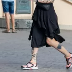 Тату красная снежинка на лице и наручники с паутиной на руке молодой девушки - Уличная тату (street tattoo) № 14–210821 14